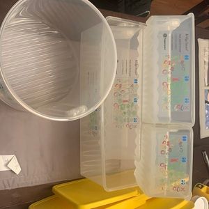 Tupperware fridgesmart containers 5 total with lids.